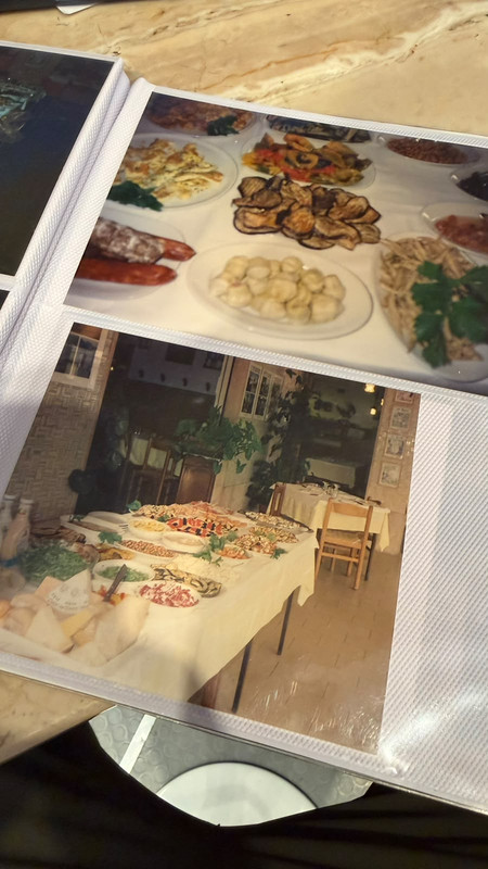 Foto d'archivio: buffet di antipasti e casoncelli nella sala del Pam Pam