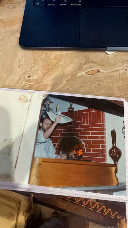 Foto d'archivio: il pizzaiolo davanti al forno a legna in mattoni